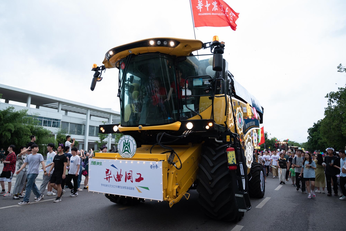 BWIN必赢装扮的“大黄蜂”收割机(学通社记者 吴采睿 摄)